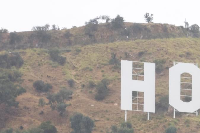 Los Angeles (United States), 20/08/2023.- People look out at the Hollywood Sign in the rain nearby Lake Hollywood Park in Los Angeles, California, USA, 20 August 2023. Southern California is under a tropical storm warning as Hilary makes landfall. The last time a tropical storm made landfall in Southern California was 15 September 1939, according to the National Weather Service. (tormenta) EFE/EPA/CAROLINE BREHMAN