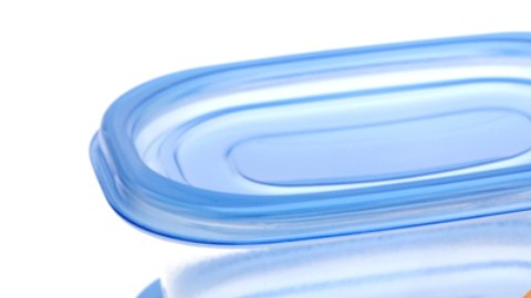 Almacenar alimentos en recipientes de plástico es bueno o malo para tu salud: qué debes saber