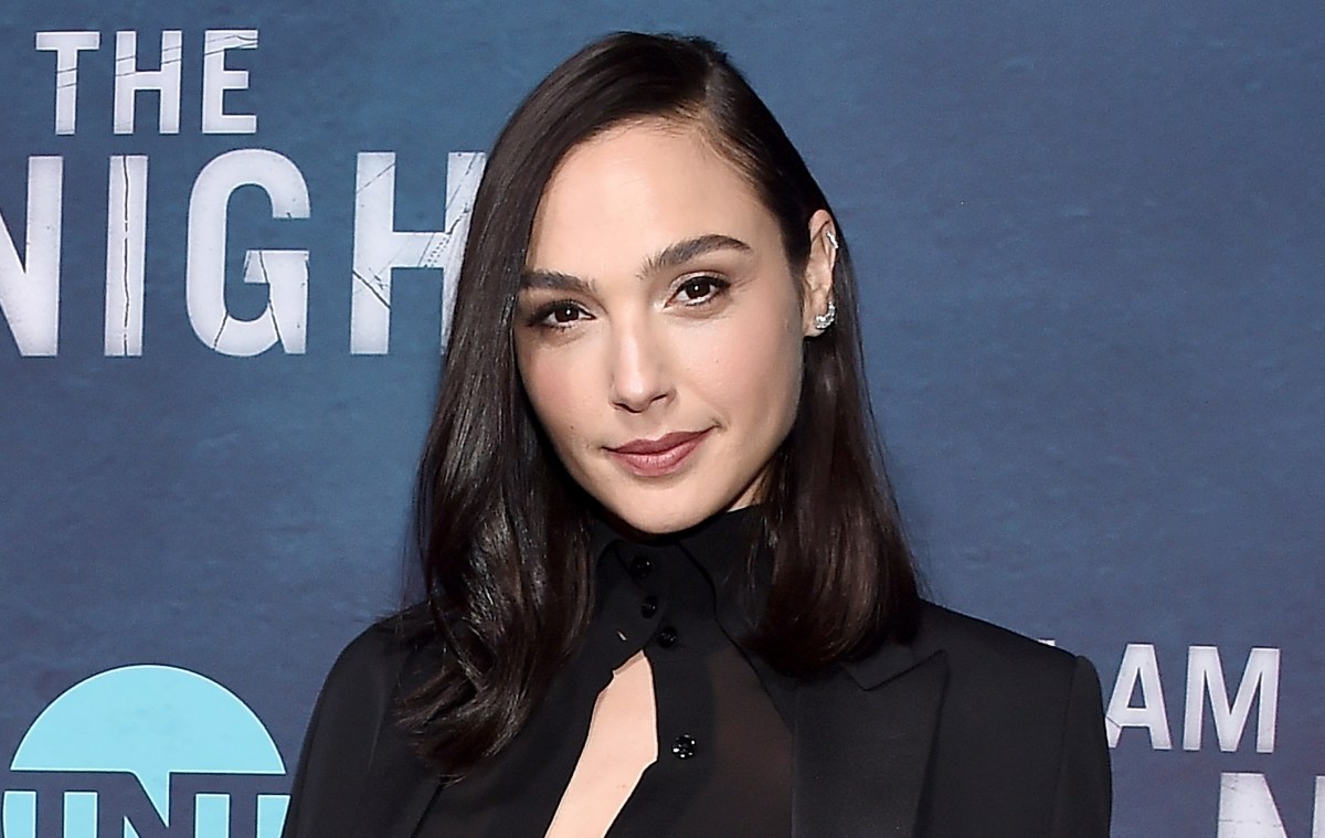 En traje de baño negro Gal Gadot modela junto a la piscina - La Opinión