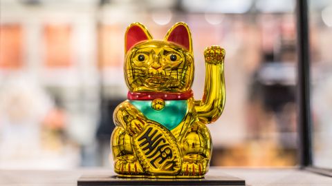 Maneki-neko es el nombre original del gato de la suerte.