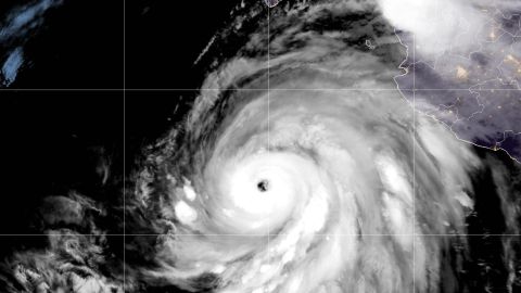 Una imagen satelital tomada el jueves muestra al huracán Hilary frente a la costa del Pacífico de México.