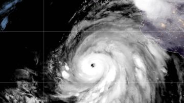 Una imagen satelital tomada el jueves muestra al huracán Hilary frente a la costa del Pacífico de México.