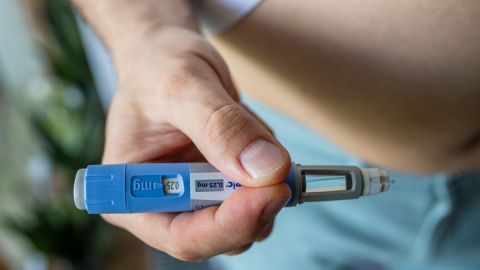 Ozempic podría frenar antojos por el alcohol, cigarrillos y hasta los juegos: lo que debes saber