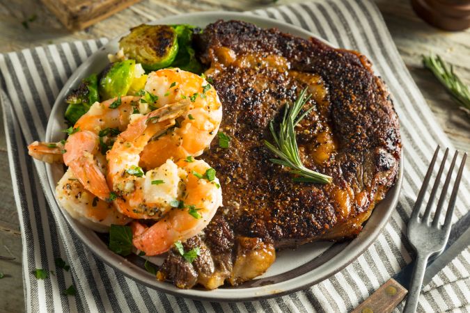 El Surf 'n' Turf es una combinación de carne roja y mariscos. Foto: Shutterstock
