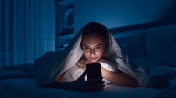 'Jet lag social': cómo puede afectarte el tiempo frente a la pantalla a altas horas de la noche
