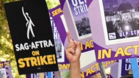Trabajadores protestan afuera del ayuntamiento de LA.