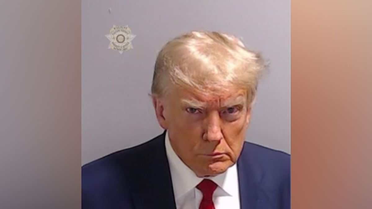 La foto policial de Trump publicada después de ser procesado en la cárcel del condado de Fulton, Georgia.