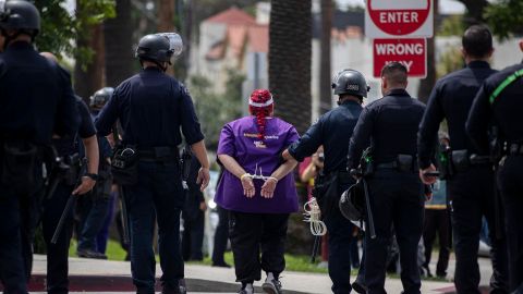 Los Angeles (United States), 04/09/2023.- A healthcare worker is arrested by police after they refused to move while demonstrating with a sit-in during a Labor Day rally gathering hundreds of healthcare workers in front of Kaiser Permanente Los Angeles Medical Center, in Los Angeles, California, USA, 04 September 2023. Organized by SEIU-United Healthcare Workers West and co-sponsored by the Los Angeles County Federation of Labor, demonstrators ask for improved working conditions, better support systems and increased investment in the healthcare workforce. EFE/EPA/ETIENNE LAURENT