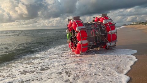 Hombre enfrenta cargos federales por intentar cruzar el Atlántico en una "rueda de hámster" desde Florida