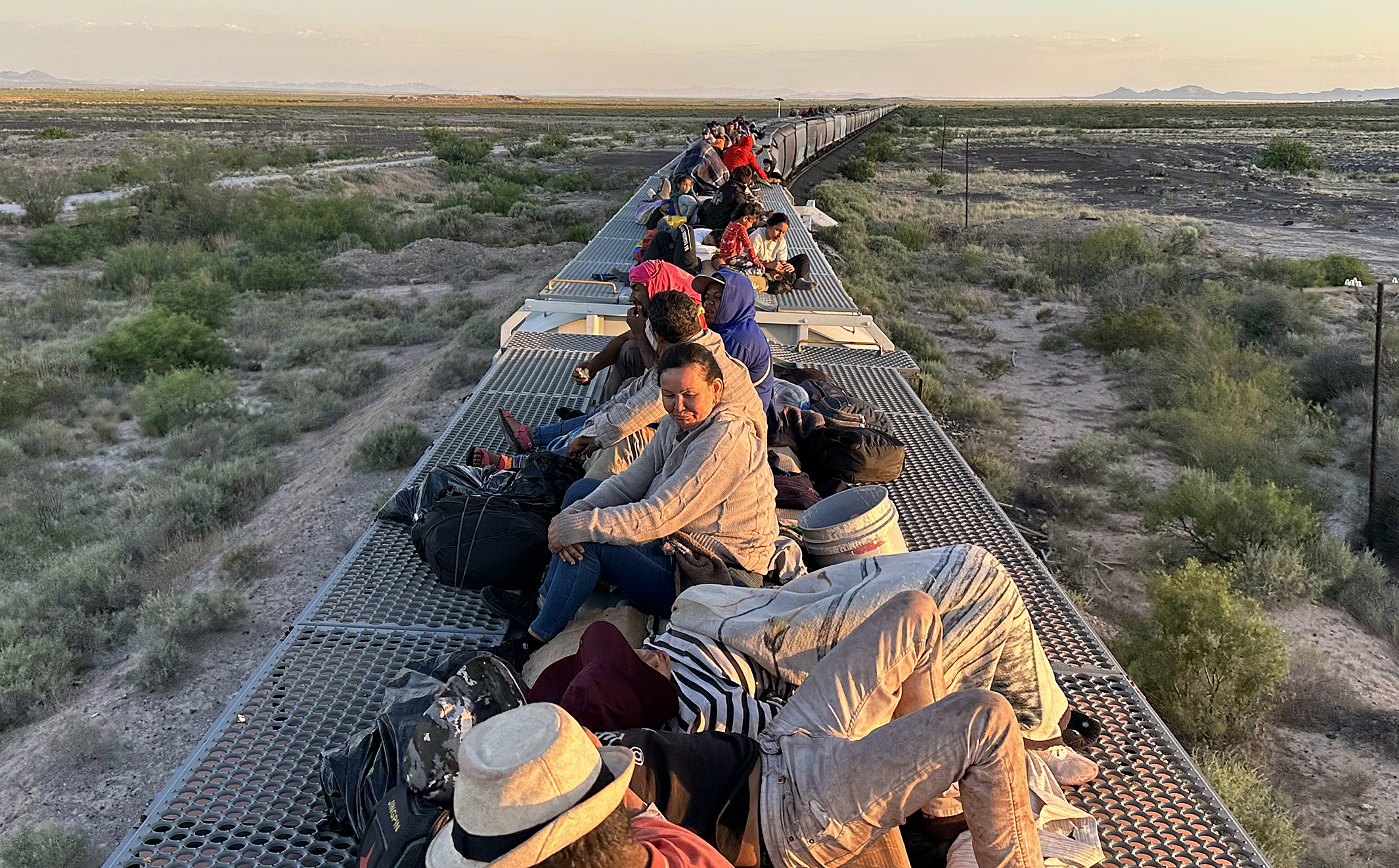 Inmigrantes viajan sobre el tren conocido como "La Bestia", el 16 de septiembre de 2023, en Ciudad Juárez, Chihuahua.