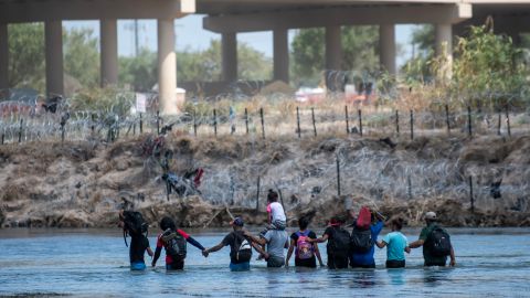 Inmigrantes cruzan el río Bravo para llegar a Estados Unidos el 22 de septiembre de 2023.
