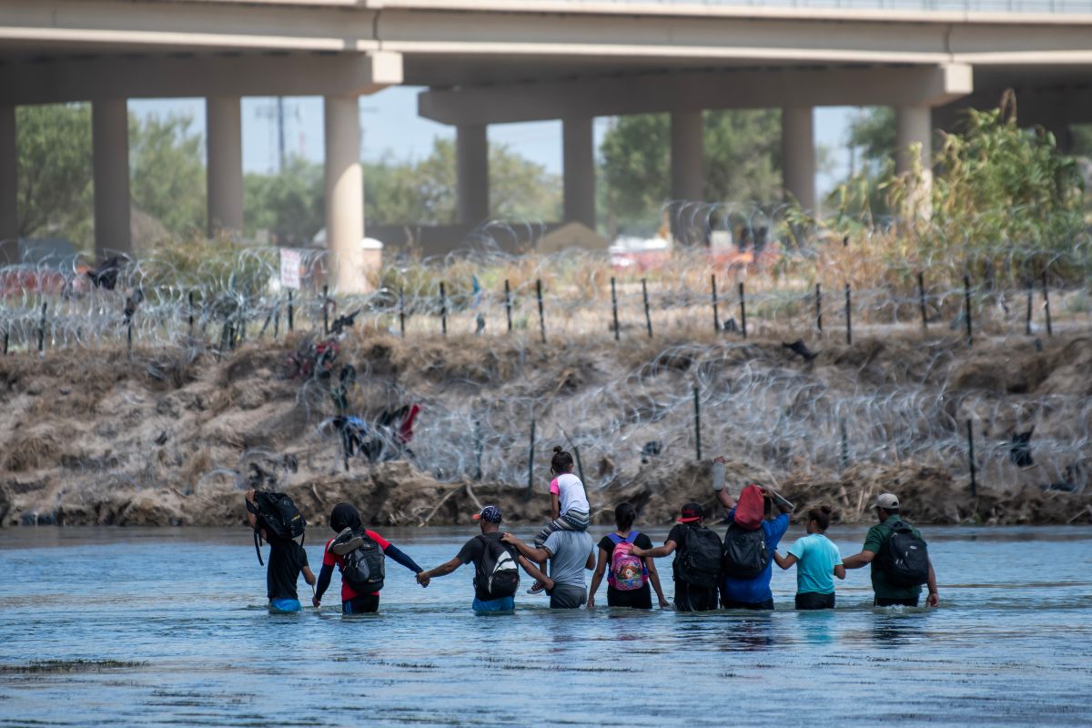 Inmigrantes cruzan el río Bravo para llegar a Estados Unidos el 22 de septiembre de 2023.