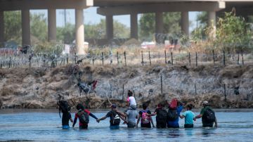 Inmigrantes cruzan el río Bravo para llegar a Estados Unidos el 22 de septiembre de 2023.