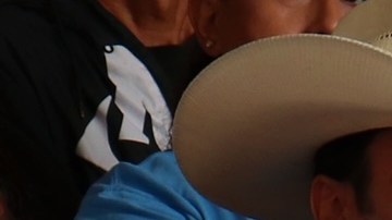 Myrna Castrejón, presidenta y directora ejecutiva de CCSA, se dirige a los presentes durante la manifestación en contra de la resolución Goldberg/Rivas.