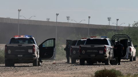 Policías “espantan” a migrantes en norte de México, mientras civiles les llevan alimentos