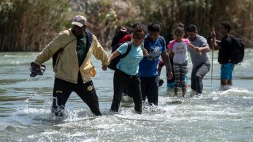 Inmigrantes intentan cruzar el río Bravo para llegar a Estados Unidos desde Piedras Negras, Coahuila.
