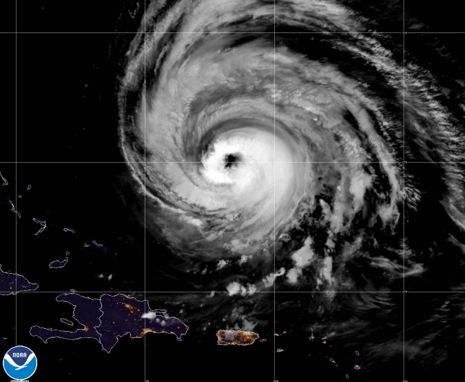 La imagen del satélite muestra el huracán Lee entre Puerto Rico y Bermuda.