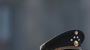 AMLO iza bandera mexicana en memoria de los muertos por los sismo de 1985 y 2017