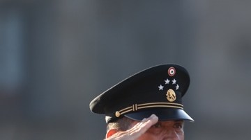 AMLO iza bandera mexicana en memoria de los muertos por los sismo de 1985 y 2017