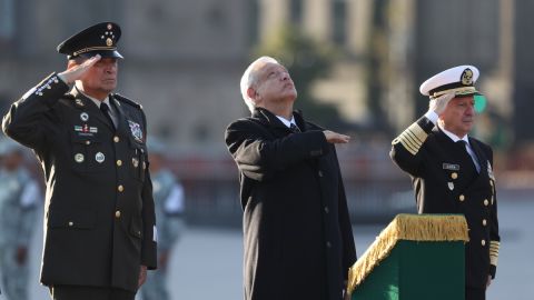 AMLO iza bandera mexicana en memoria de los muertos por los sismo de 1985 y 2017