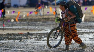 Las imágenes de la lluvia y el barro que dejaron atrapadas a más de 70.000 personas en el famoso festival Burning Man
