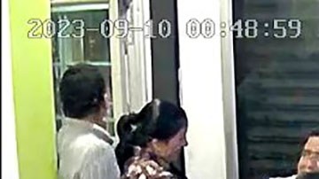 Guardias penitenciarias bailando con reos en Ecuador