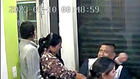 Guardias penitenciarias bailando con reos en Ecuador