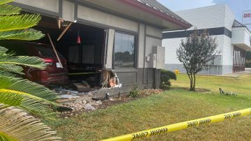 23 heridos después de que un vehículo se estrelló contra un restaurante en Texas