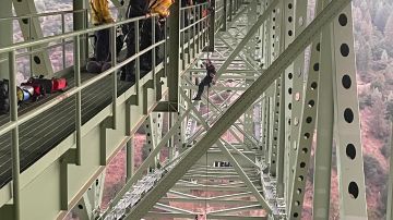 Joven quedó colgando del puente más alto de California después de que un truco que filmaba salió mal