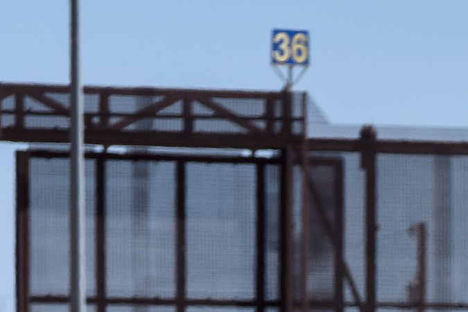 Policías “espantan” a migrantes en norte de México, mientras civiles les llevan alimentos