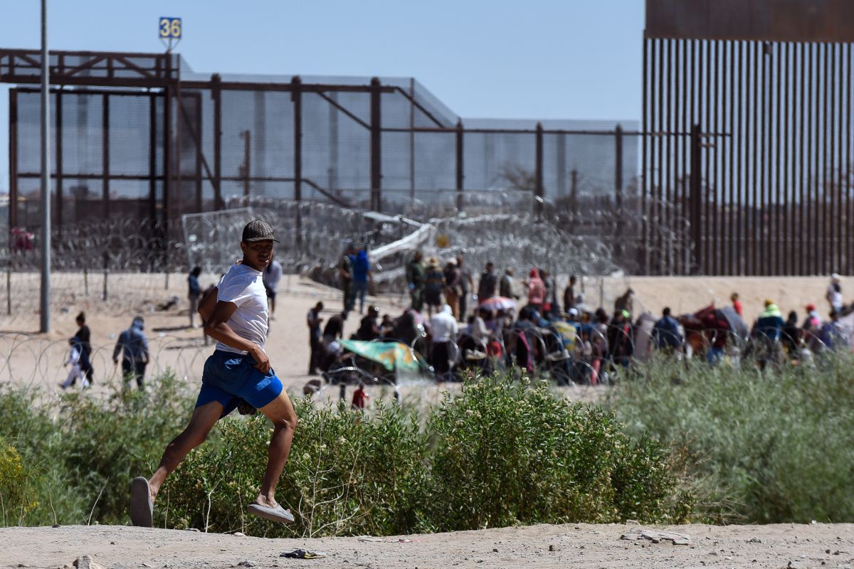 Police 'scare away' migrants in northern Mexico as civilians bring them food
