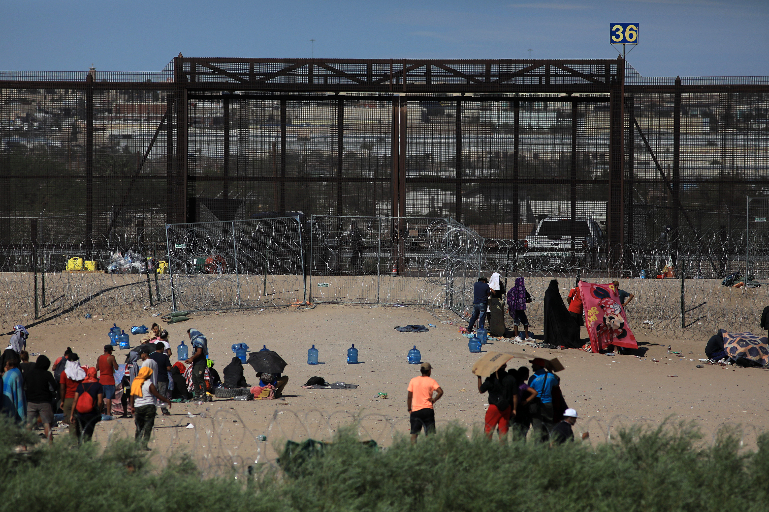 Inmigrantes esperan en acampados en Ciudad Juárez para presentarse ante autoridades migratorias de EE.UU.