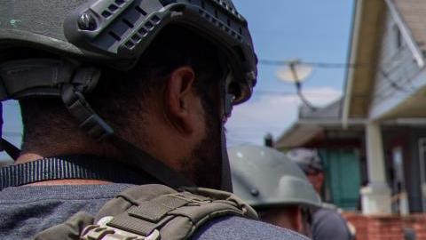 Alguaciles de Estados Unidos con fugitivo capturado durante la operación North Star.
