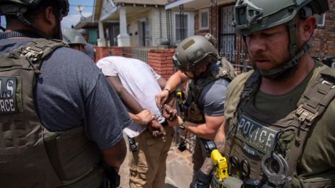 Alguaciles de Estados Unidos con fugitivo capturado durante la operación North Star.