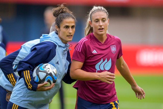 Montsé Tomé junto a Alexia Putellas en un entrenamiento de la selección femenina española. Foto: EFE/ Eloy Alonso.