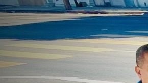 Carlos Pavón a un lado de su vehículo que le ha dado un éxito muy singular.