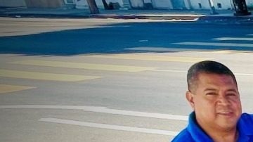 Carlos Pavón a un lado de su vehículo que le ha dado un éxito muy singular.