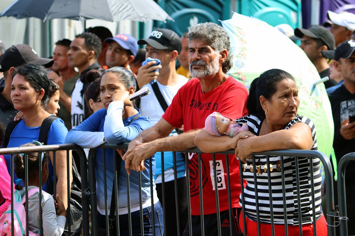 Migrantes hacen fila para realizar sus trámites migratorios en la Comar en Tapachula, Chiapas.