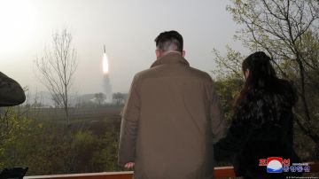 Kim Jong-un y su hija Ju-ae observando una de sus múltiples pruebas armamentistas.