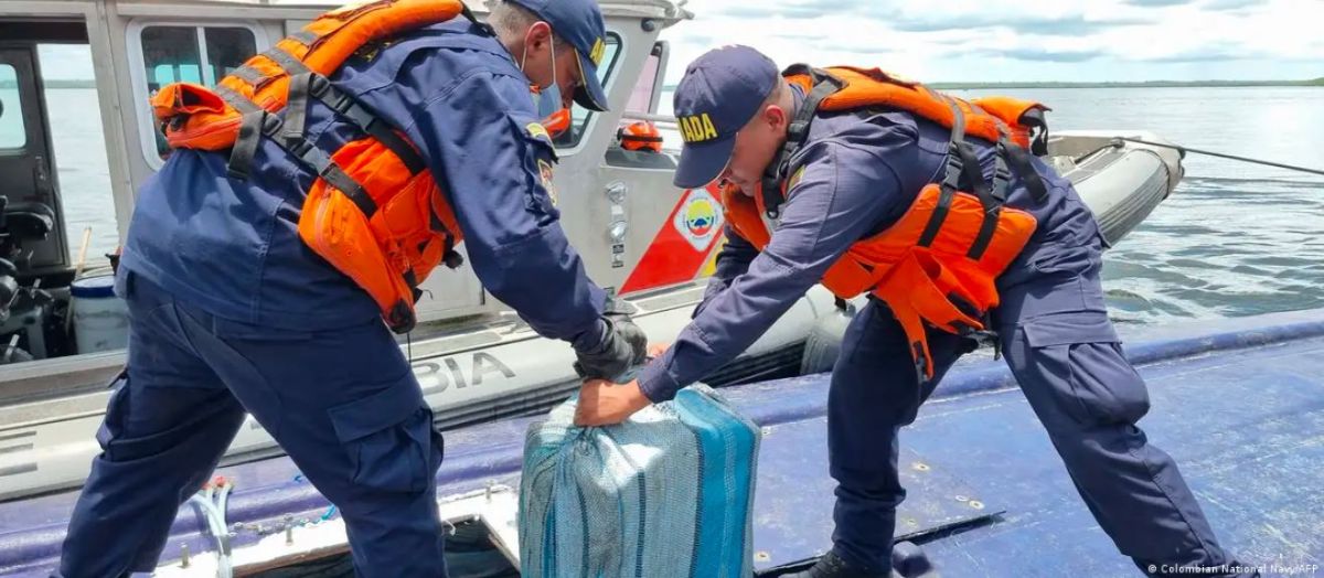 Agentes de la Marina de Colombia abordan y confiscan un semisumergible en aguas del Pacífico cargado con paquetes de cocaina. Imagen del 23 de marzo de 2023