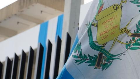 Los guatemaltecos han protestado por las acciones contra el proceso electoral.
