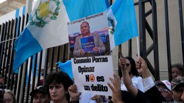 Los guatemaltecos han protestado por las acciones contra el proceso electoral.