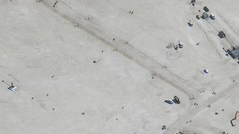Una vista satelital muestra el área central del campamento temporal del festival Burning Man, en el desierto de Nevada.