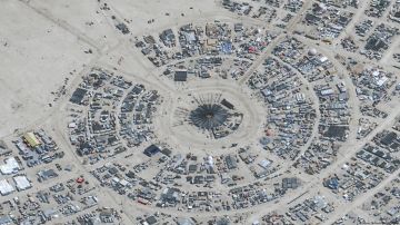 Una vista satelital muestra el área central del campamento temporal del festival Burning Man, en el desierto de Nevada.