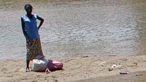 Mujeres cruzan el río Masacre, de aguas comunes de Haití y República Dominicana.