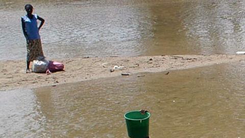 Mujeres cruzan el río Masacre, de aguas comunes de Haití y República Dominicana.