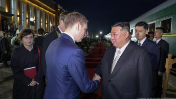 Kim Jong-un (d) saluda al ministro ruso de Recursos Naturales y Ecología, Alexander Kozlov, después de cruzar la frontera con Rusia.