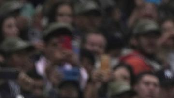 El presidente López Obrador pasó revista a las tropas desde un jeep militar.