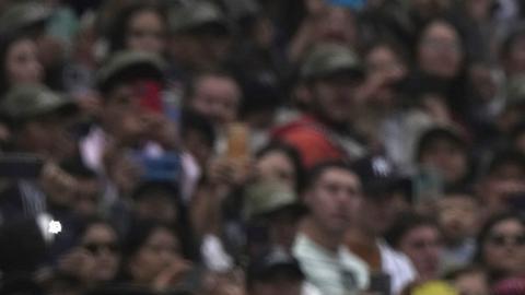 El presidente López Obrador pasó revista a las tropas desde un jeep militar.