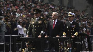 El presidente López Obrador pasó revista a las tropas desde un jeep militar.